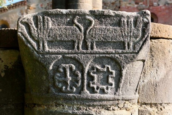 Foto capitello dell'antico battistero Antiquarium Sant'Appiano